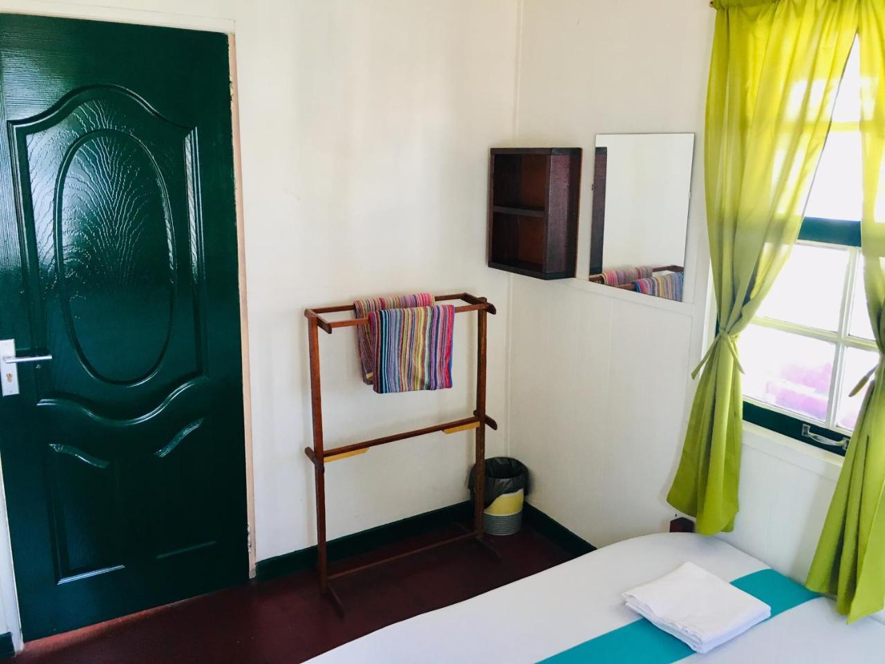 Guesthouse De Kleine Historie 帕拉马里博 外观 照片