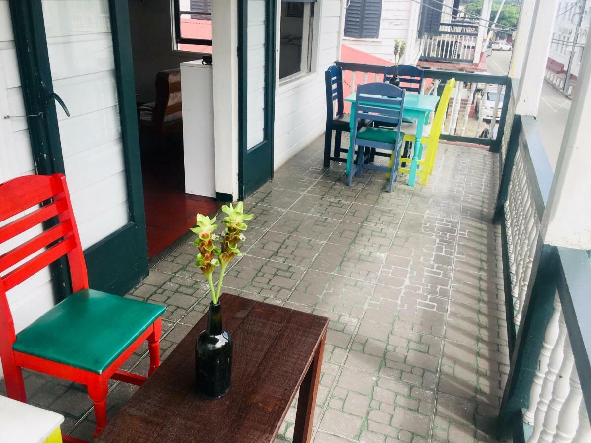 Guesthouse De Kleine Historie 帕拉马里博 外观 照片