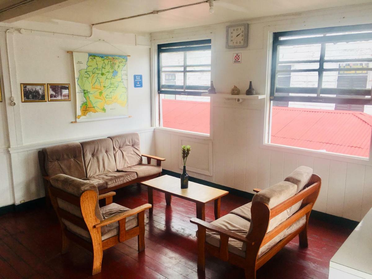 Guesthouse De Kleine Historie 帕拉马里博 外观 照片