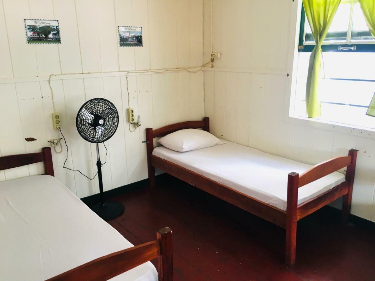 Guesthouse De Kleine Historie 帕拉马里博 外观 照片